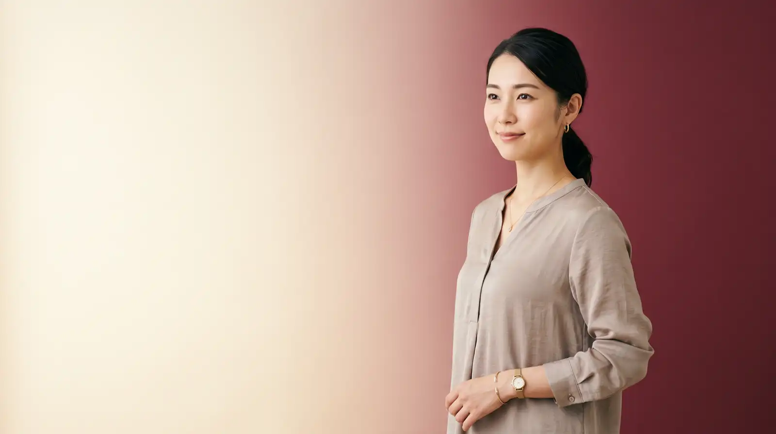 穏やかに微笑む女性